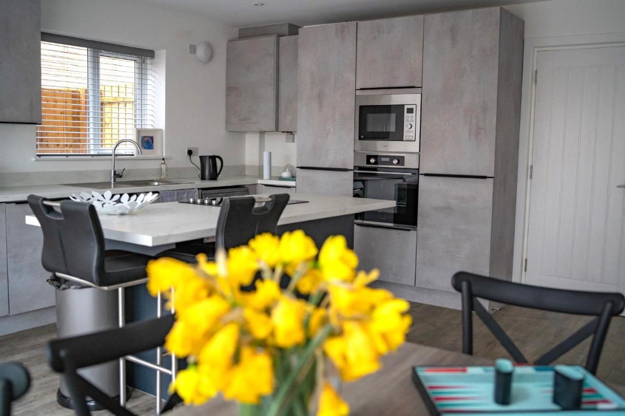 The Red House Modern Stylish Home From Home Walking Distance To Cardiff Bay And City Centre With Parking Exterior foto